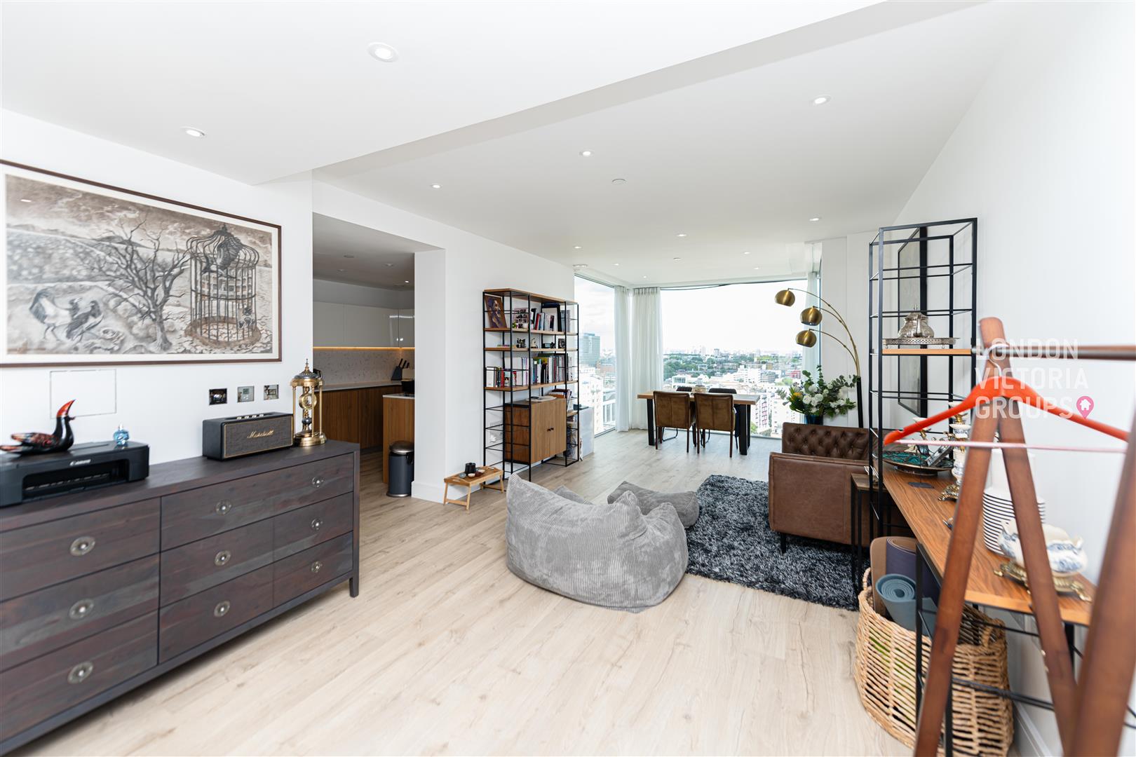 2 bed property in Cassia House, 30 Piazza Walk, London